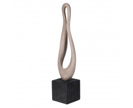 Art deco abstraktní socha Twist se zkrouceným designem z šedé pryskyřice s pískovou texturou na podstavě ve tvaru černé kostky