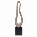 Moderní abstraktní béžová socha Twist z pryskyřice s pískem na černé kostkové podstavě 69 cm