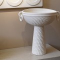 Designová porcelánová bílá váza Ardea ve tvaru mísy na kuželové noze s ručně zdobeným strukturovaným povrchem 42 cm