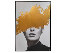Glamour obdélníkový závěsný obraz Vision s portrétem ženy s šedým pozadím a překrytýma očima zlatou barvou v černém tenkém rámu