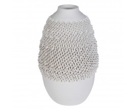 Moderní stylová vysoká porcelánová váza Liora v bílé barvě s kulatým oválným tělem s plastickými 3D detaily připomínajícími očka nebo háčky vhodná na suché nebo umělé rostliny
