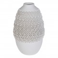 Moderní stylová vysoká porcelánová váza Liora v bílé barvě s kulatým oválným tělem s plastickými 3D detaily připomínajícími očka nebo háčky vhodná na suché nebo umělé rostliny