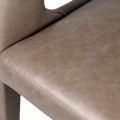Moderní atypická jídelní židle Leslie s béžovým koženým potahem a oblými tvarovanými nožičkami 80 cm