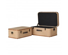 Retro sada dvou obdélníkových dekoračních kufrů Luggage s hnědým látkovým potahem se vzorem s kovovými zámky a úchytkami a koženou rukojetí pro přenášení s oble tvarovanými rohy a černým vnitřkem