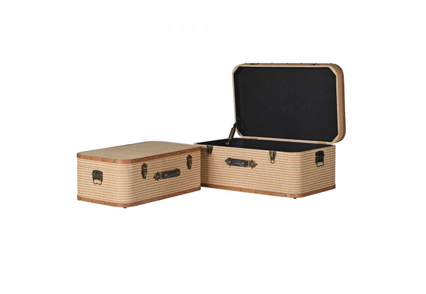 Retro sada dvou obdélníkových dekoračních kufrů Luggage s hnědým látkovým potahem se vzorem s kovovými zámky a úchytkami a koženou rukojetí pro přenášení s oble tvarovanými rohy a černým vnitřkem