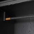 Luxusní art deco šatní skříň Millie s dvojitými dvířky a šuplíkem s černým koženým potahem a zlatými detaily 216 cm