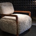 Luxusní retro křeslo Atzi s béžovým kožešinovým potahem a dřevěným rámem v naturální hnědé barvě dřeva 74 cm