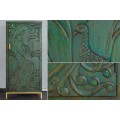 Orientální obdélníková art deco barová skříňka Birdy ze zeleného mangového dřeva s vyřezávaným pávem a zlatými nožičkami 166 cm