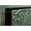Orientální obdélníková art deco barová skříňka Birdy ze zeleného mangového dřeva s vyřezávaným pávem a zlatými nožičkami 166 cm