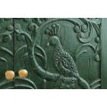 Art deco čtyřdveřový obdélníkový zelený příborník Birdy z mangového dřeva s vyřezávanými pávy a zlatými nožičkami 175 cm