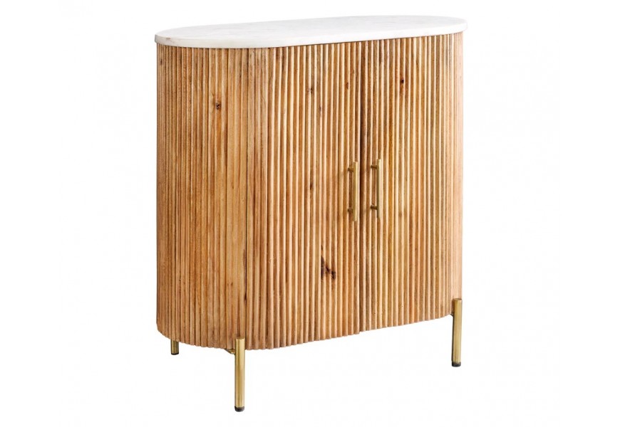 Art deco barová skříňka Celestia s oválným tvarem s bílou mramorovou deskou s šedými žilkami a hnědým vroubkovaným mangovým korpusem na zlatých vysokých nožičkách