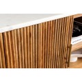 Art deco oválný TV stolek Celestia z mangového dřeva s bílou mramorovou deskou zlatými úchyty a kovovými nožičkami 140 cm