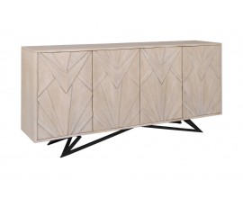 Designový moderní čtyřdveřový příborník Beauvise v naturální světle hnědé barvě s masivními mangovými dvířky s vyřezávaným geometrickým reliéfem a čtyřmi šikmými nohami v černé barvě z kovu