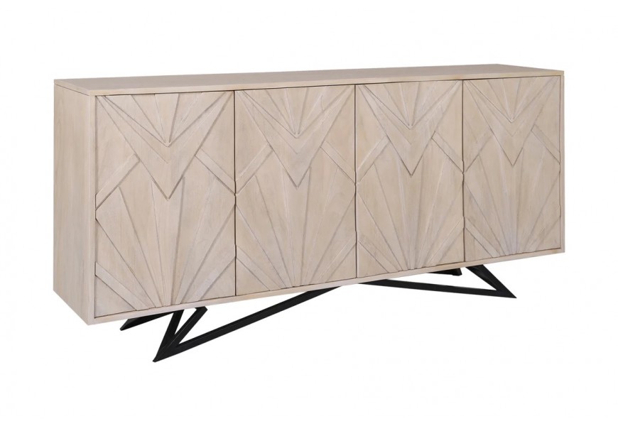 Designový moderní čtyřdveřový příborník Beauvise v naturální světle hnědé barvě s masivními mangovými dvířky s vyřezávaným geometrickým reliéfem a čtyřmi šikmými nohami v černé barvě z kovu