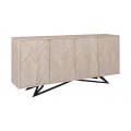 Designový moderní čtyřdveřový příborník Beauvise v naturální světle hnědé barvě s masivními mangovými dvířky s vyřezávaným geometrickým reliéfem a čtyřmi šikmými nohami v černé barvě z kovu