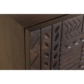 Etno třídveřový příborník Zamris z hnědého mangového dřeva s vyřezávanými geometrickými vzory a kovovými nožičkami 177 cm
