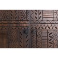 Etno třídveřový příborník Zamris z hnědého mangového dřeva s vyřezávanými geometrickými vzory a kovovými nožičkami 177 cm