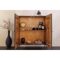 Designová obdélníková etno komoda Zamris z tmavě hnědého mangového dřeva s ornamentálními rytinami s kovovými nožičkami 120 cm