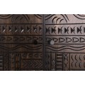Designová obdélníková etno komoda Zamris z tmavě hnědého mangového dřeva s ornamentálními rytinami s kovovými nožičkami 120 cm