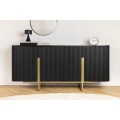 Art deco obd&eacute;ln&iacute;kov&aacute; komoda Gatsby z čern&eacute;ho mangov&eacute;ho dřeva s lamelami se dvěma dv&iacute;řky se zlat&yacute;mi &uacute;chyty 160 cm