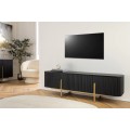 Art deco obdélníkový čtyřdveřový TV stolek Gatsby z černého mangového dřeva s lamelami se zlatými úchyty a nožičkami 160 cm