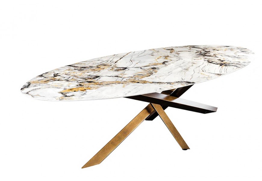 Luxusní mramorový glamour oválný keramický jídelní stůl Imperial v bílé barvě s žilkovaným vzorem v černé a žluté barvě s bronzovými zkříženými nožičkami z kovu