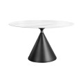 Art deco mramorový jídelní stůl Eskarina s kulatou bílou keramickou vrchní deskou s šedým žilkováním s geometrickou nohou z kovu v černé barvě ve tvaru dvou kuželů