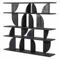 Luxusní art deco knihovna Obsidian z masivního recyklovaného dřeva v černé barvě se čtyřmi obdélníkovými policemi a geometrickými vloženými poloblouky se střídáním směru