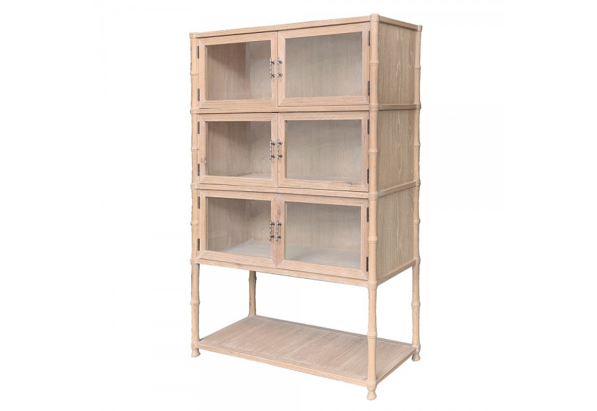 Luxusní venkovská obdélníková hnědá šestidveřová vitrína Kamila z masivního dubového dřeva s patinou se skleněnými dvířky se čtyřmi nožičkami s policí s kovovými dekorativními úchyty bambusového tvaru v mosazné barvě