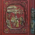 Luxusní etno příborník Dynasty obdélníkový dvoudveřový červený se zlatými motivy a vyřezávanými detaily 185 cm