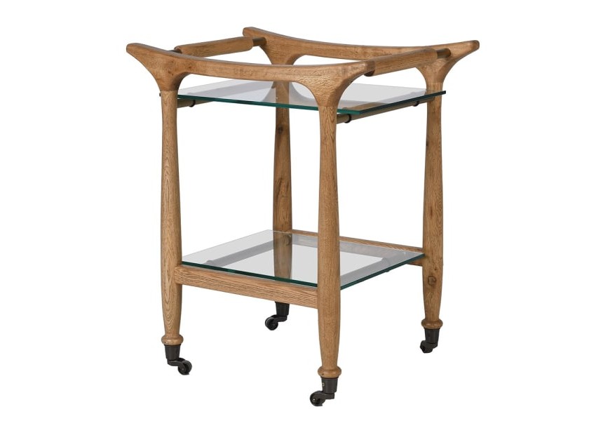 Designový masivní servírovací vozík Arbor z dubového hnědého dřeva s oblou konstrukcí s vyřezávanými úchyty v trojúhelníkovém tvaru a dvěma průhlednými skleněnými policemi na černých kovových kolečkách