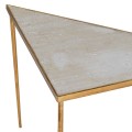 Glamour trojúhelníkový příruční stolek Trinis s bílou patinovanou dřevěnou deskou a vysokou zlatou konstrukcí 83 cm