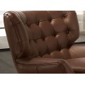 Luxusní moderní křeslo Sayron s tmavým hnědým potahem z pravé kůže s chesterfield prošíváním a zlatýma nohama 85 cm