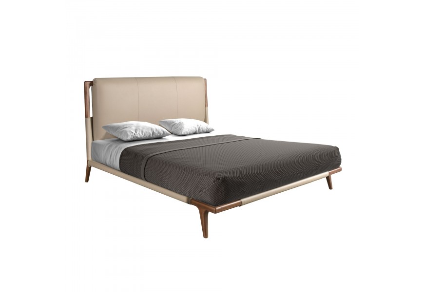 Luxusní designová kožená postel Charmoin s čelem s béžovým potahem a rámem z masivního dřeva v ořechové hnědé barvě