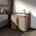 Luxusní moderní noční stolek Charmoin se dvěma šuplíky z ořechově hnědého dřeva s béžovým potahem z pravé kůže 50 cm