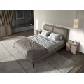 Luxusní moderní noční stolek Charmoin se dvěma šuplíky z ořechově hnědého dřeva s béžovým potahem z pravé kůže 50 cm