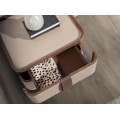 Luxusní moderní noční stolek Charmoin se dvěma šuplíky z ořechově hnědého dřeva s béžovým potahem z pravé kůže 50 cm