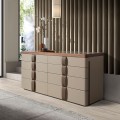 Luxusní moderní komoda Charmoin s osmi šuplíky z ořechového hnědého dřeva s béžovým potahem z pravé kůže 160 cm