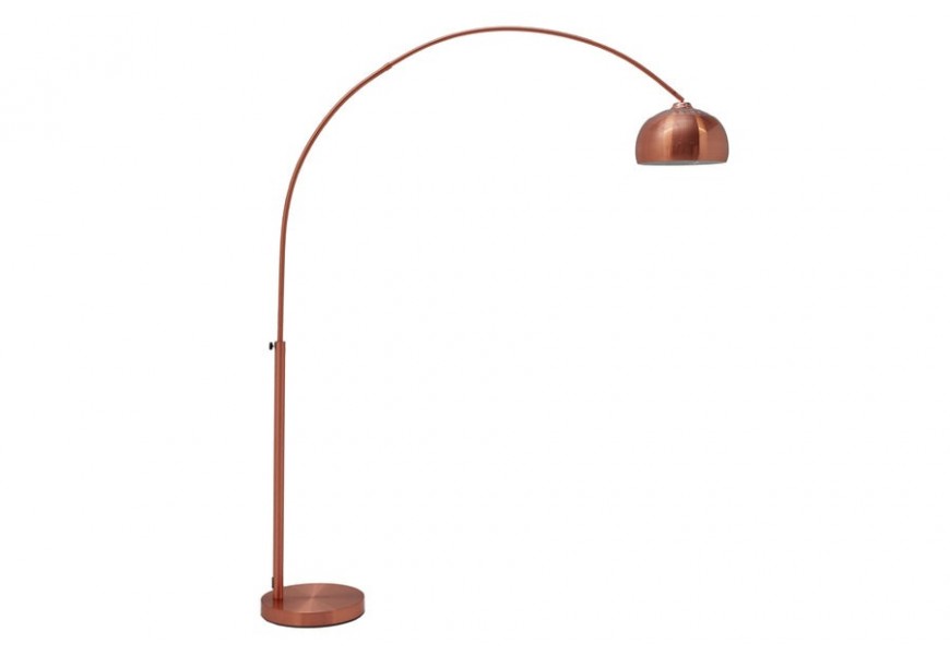 Moderní kovová kulatá stojací lampa Big Bow v měděné barvě s kulatým stínítkem s perforací se zaoblenou nohou kulatou podstavou s nastavitelnou výškou