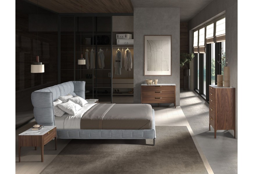 Luxusní moderní sestava nábytku do ložnice Forma Moderna s čalouněnou manželskou postelí s modrým textilním potahem a dvěma komodami a nočními stolky v ořechové hnědé barvě s mramorovou bílou vrchní deskou a měděnými úchytkami