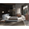Luxusní moderní sestava nábytku do ložnice Forma Moderna s čalouněnou manželskou postelí s modrým textilním potahem a dvěma komodami a nočními stolky v ořechové hnědé barvě s mramorovou bílou vrchní deskou a měděnými úchytkami