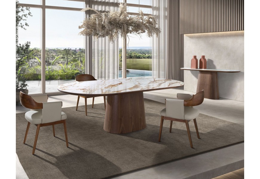 Luxusní moderní sestava nábytku do jídelny Vita Naturale s oválným jídelním stolem a konzolovým stolkem s porcelánovou vrchní deskou s designem bílého mramoru s hnědou kresbou s nohama ze dřeva v ořechové hnědé barvě a židlemi s potahem z ekokůže v světle