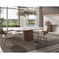 Luxusní moderní sestava nábytku do jídelny Vita Naturale s oválným jídelním stolem a konzolovým stolkem s porcelánovou vrchní deskou s designem bílého mramoru s hnědou kresbou s nohama ze dřeva v ořechové hnědé barvě a židlemi s potahem z ekokůže v světle