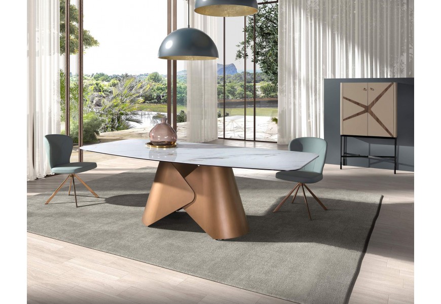 Luxusní moderní sestava nábytku do jídelny Forma Moderna s jídelním stolem s bílou mramorovou deskou a designovou podstavou v růžové zlaté barvě s koženými zelenými židlemi a barovou skříňkou s béžovým potahem z hnědého ořechového dřeva