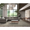 Luxusní moderní sestava obývacího nábytku Vita Naturale s rohovou koženou sedačkou v šedé barvě s konferenčním a psacím stolkem z hnědého ořechového dřeva s mramorovým detailem a šuplíky a čalouněnou designovou židlí s béžovým koženým potahem