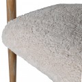 Luxusní skandinávská jídelní židle Aurora s bílou kožešinou a dřevěnými hnědými nožičkami v přírodní patině 72 cm