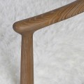 Retro jídelní židle Cozy s bílým kožešinovým potahem a jasanovou hnědou konstrukcí 80 cm