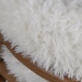 Retro jídelní židle Cozy s bílým kožešinovým potahem a jasanovou hnědou konstrukcí 80 cm