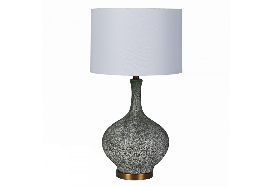 Designová glamour stolní lampa Reya s keramickou podstavou s úzkým hrdlem se strukturou šagrenové kůže v zelené a bílé barvě se zlatým podstavcem a bílým textilním válcovitým stínítkem