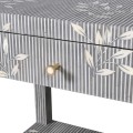 Luxusní vintage noční stolek Liora z mangového dřeva s intarzií bone inlay v šedo-bílé barvě se zásuvkou a policí 62 cm